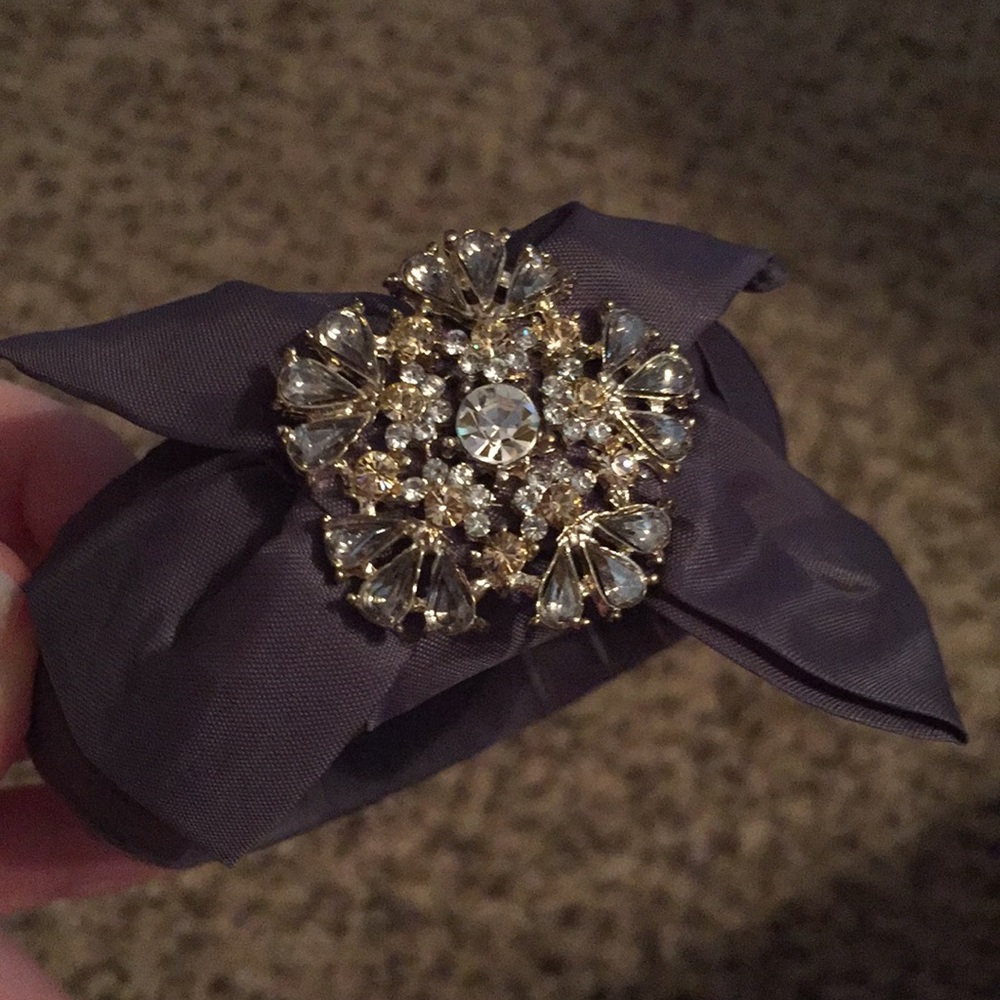 Gray bow bangle - Picture 4 of 4